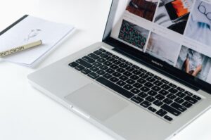 Photo Affiliate marketing: Laptop and money