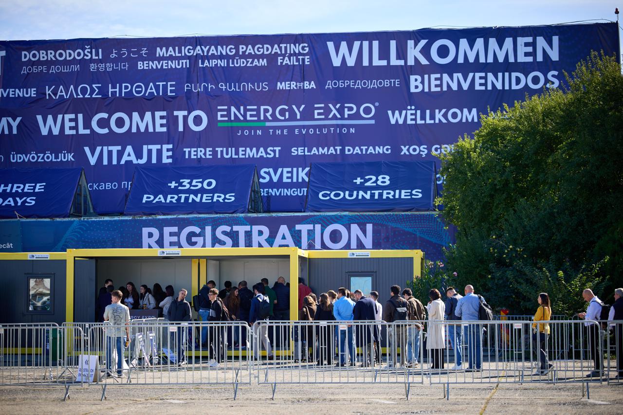 Vizitatori la coadă pentru înregistrare la ENERGY EXPO 2026, ROMAERO Băneasa