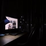 Birou cu un monitor așezat la distanță potrivită și o lampă care oferă lumină difuză pentru lucrul la calculator